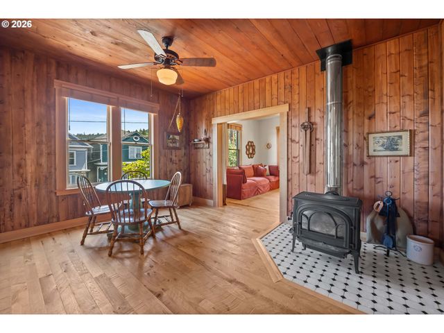 1692 FRANKLIN Ave, Astoria, OR 97103