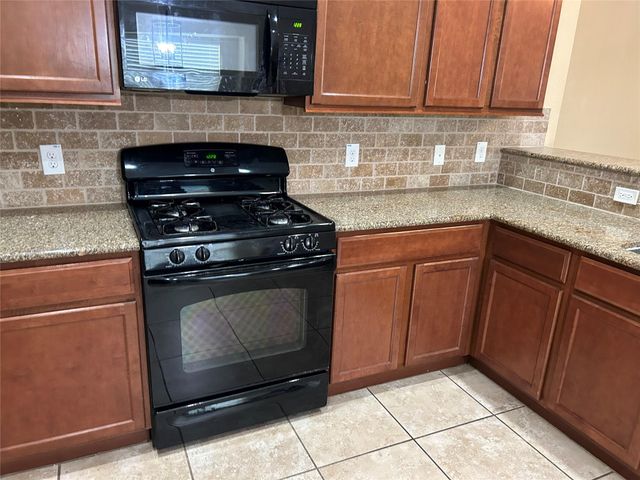 25111 Country Gate Drive, Tomball, TX 77375