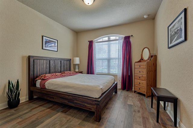6 Devon Dale Drive, Tomball, TX 77375