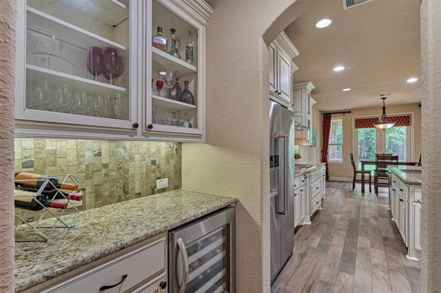 6 Devon Dale Drive, Tomball, TX 77375