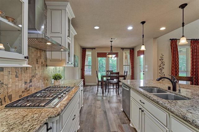 6 Devon Dale Drive, Tomball, TX 77375