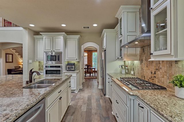 6 Devon Dale Drive, Tomball, TX 77375
