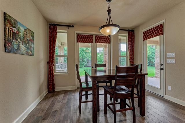 6 Devon Dale Drive, Tomball, TX 77375