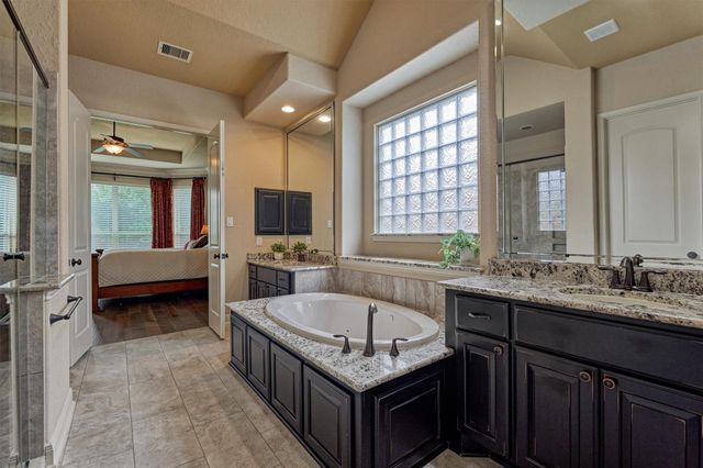 6 Devon Dale Drive, Tomball, TX 77375