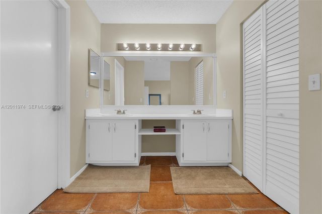 375 W Riverbend Dr, Sunrise, FL 33326
