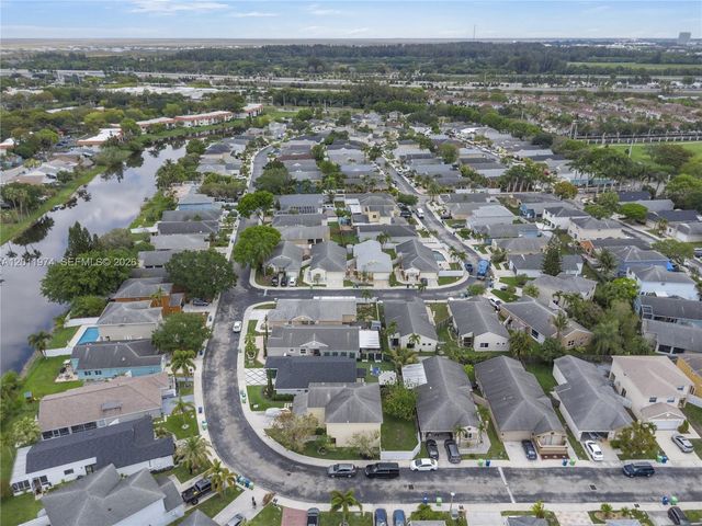 375 W Riverbend Dr, Sunrise, FL 33326