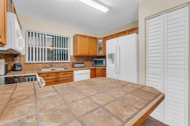 375 W Riverbend Dr, Sunrise, FL 33326