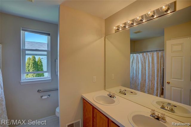 5100 Meadow Crest Circle, Grand Blanc Charter Township, MI 48442