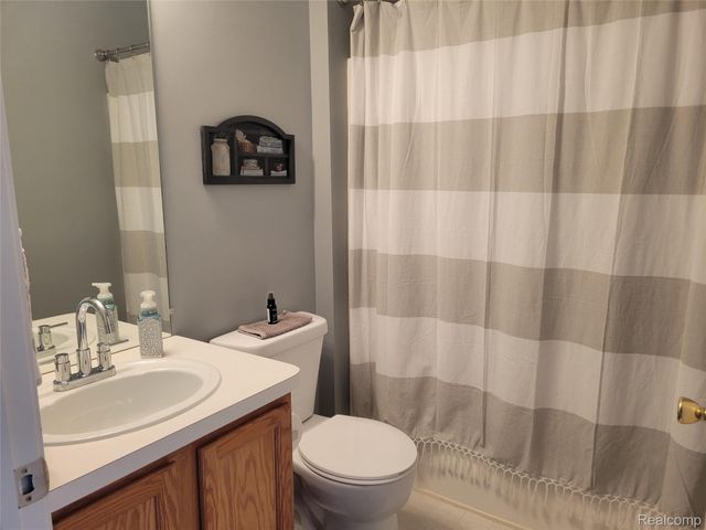 5100 Meadow Crest Circle, Grand Blanc Charter Township, MI 48442