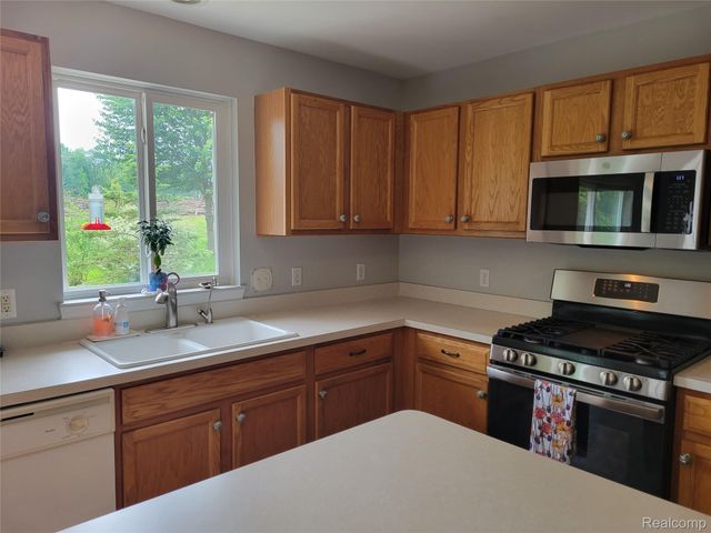 5100 Meadow Crest Circle, Grand Blanc Charter Township, MI 48442