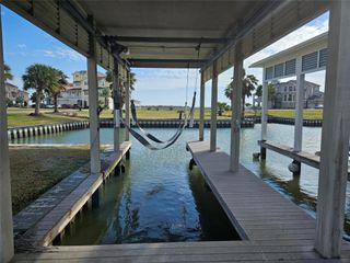 15 Half Moon, Hitchcock, TX 77563