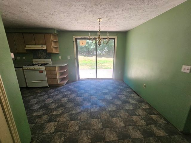 15 Magnolia Ter, South Hadley, MA 01075