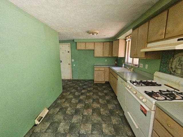 15 Magnolia Ter, South Hadley, MA 01075
