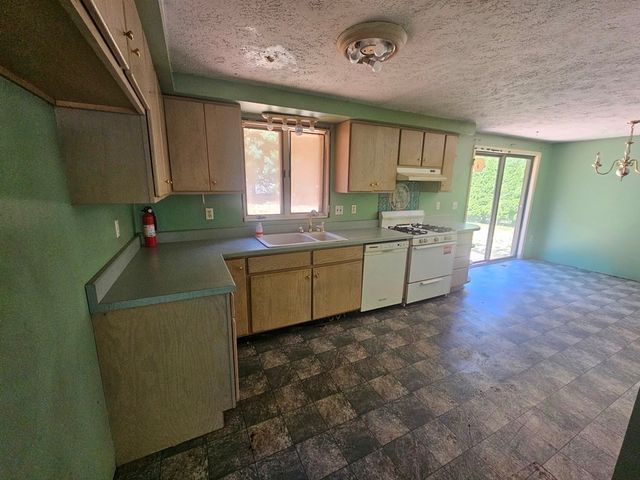 15 Magnolia Ter, South Hadley, MA 01075