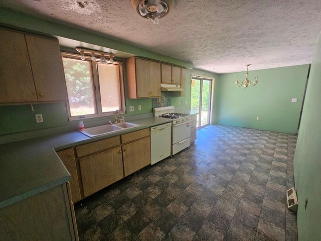 15 Magnolia Ter, South Hadley, MA 01075