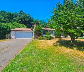 15 Magnolia Ter, South Hadley, MA 01075