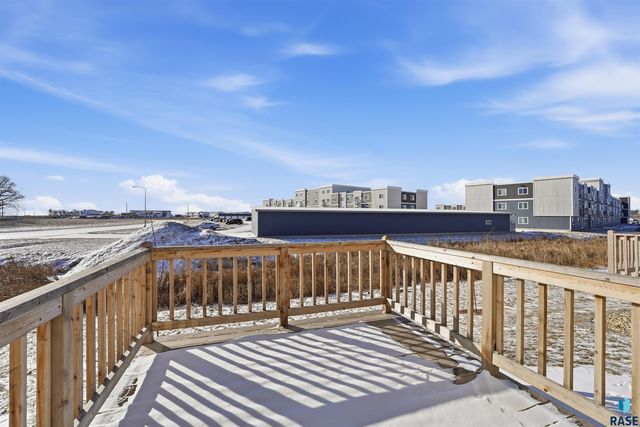 5937 S Whisper Creek Pl Place, Sioux Falls, SD 57108