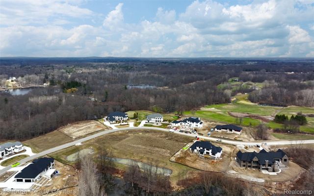 1637 Vista Drive, Oakland Charter Township, MI 48363