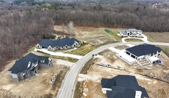 1637 Vista Drive, Oakland Charter Township, MI 48363