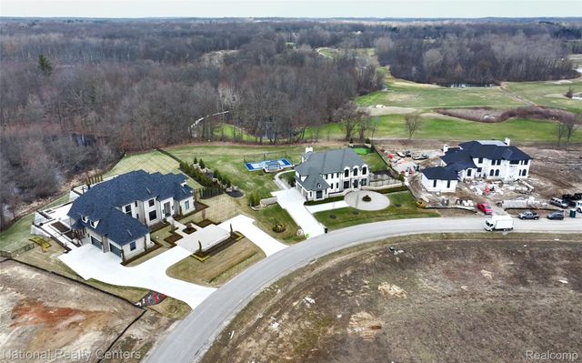 1637 Vista Drive, Oakland Charter Township, MI 48363