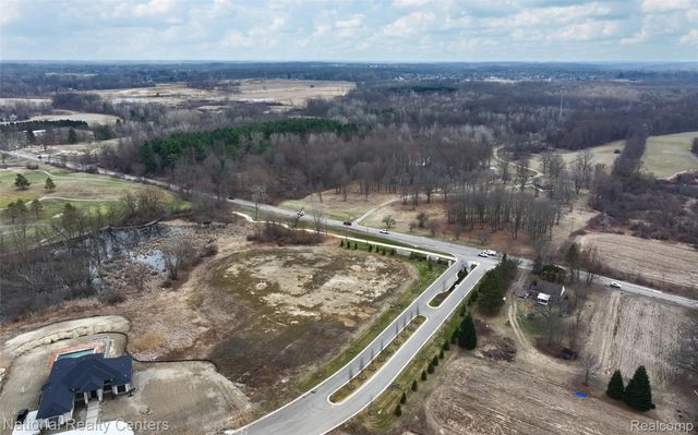 1637 Vista Drive, Oakland Charter Township, MI 48363