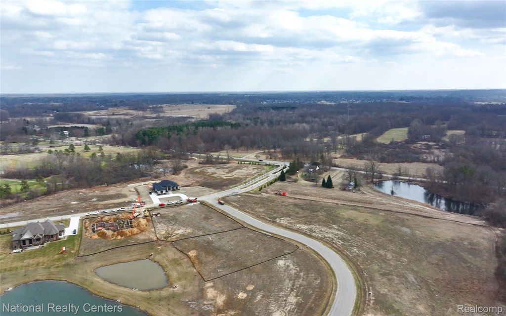 1637 Vista Drive, Oakland Charter Township, MI 48363