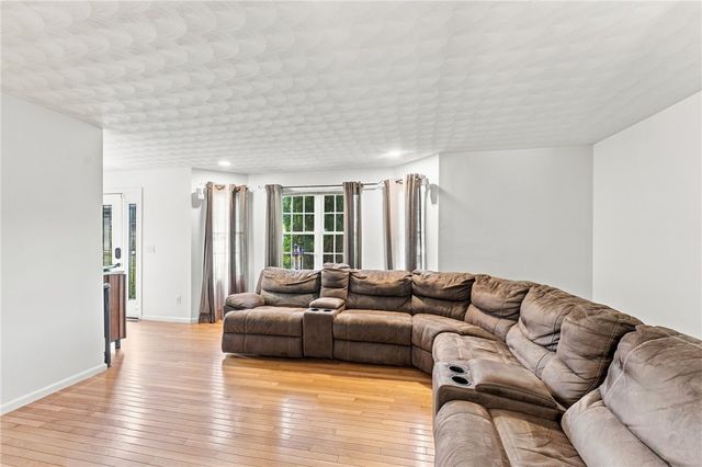 19 Gilcrest Drive, West Warwick, RI 02893