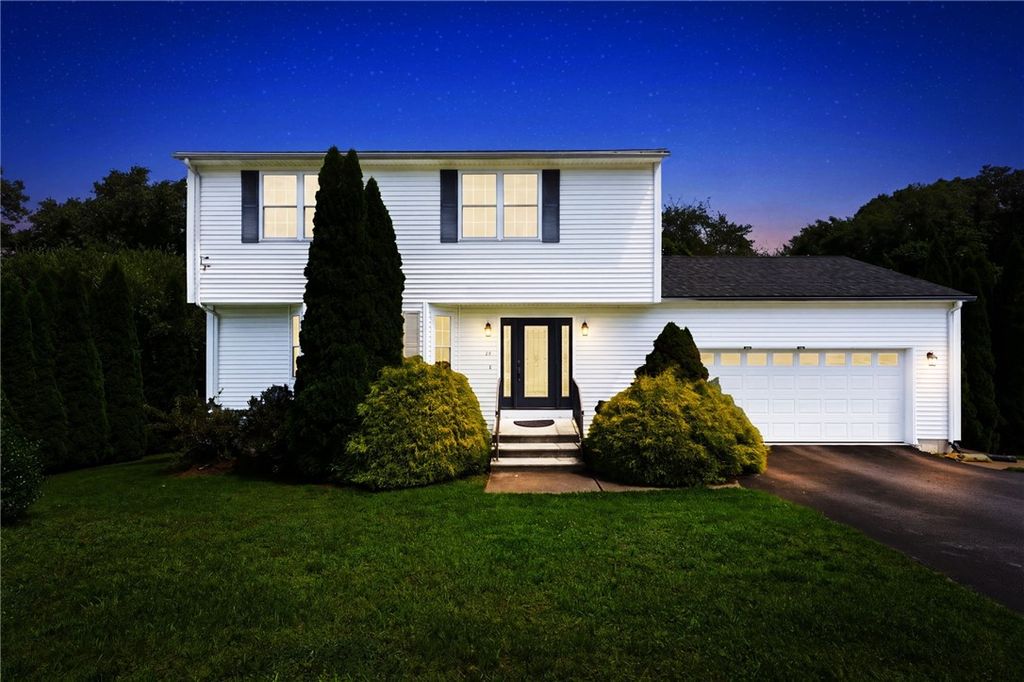 19 Gilcrest Drive, West Warwick, RI 02893
