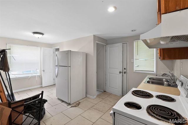 8110 Underhill Drive, University City, MO 63114