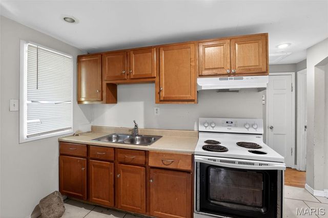 8110 Underhill Drive, University City, MO 63114