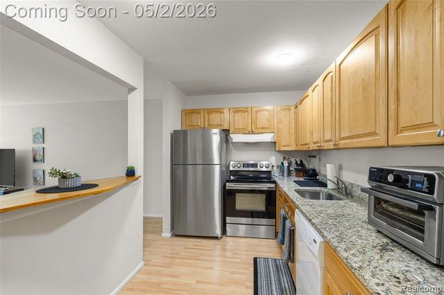 28428 W 8 Mile Road C7, Farmington Hills, MI 48336