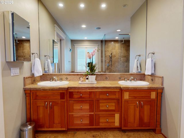 3297 JAYHAWK Ct, Eugene, OR 97405