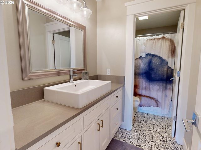 3297 JAYHAWK Ct, Eugene, OR 97405