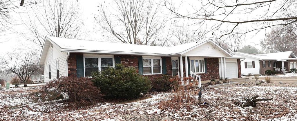 Image 1 of property listing at 334 NORTHWOOD Lane, Salem, IL 62881