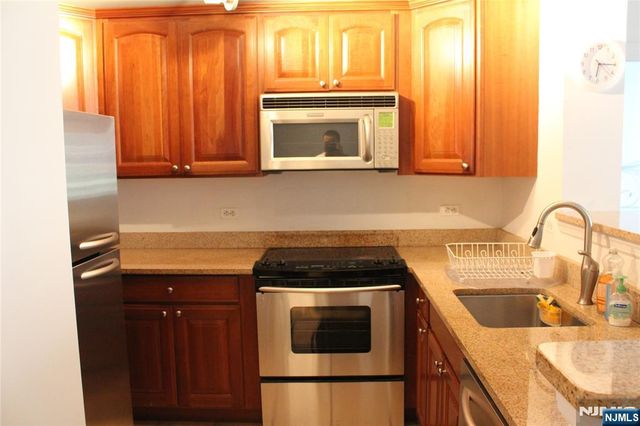 6104 City Place, Edgewater, NJ 07020