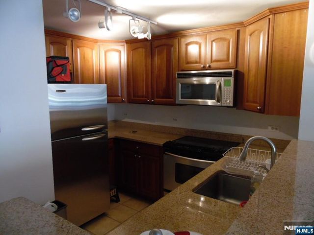 6104 City Place, Edgewater, NJ 07020