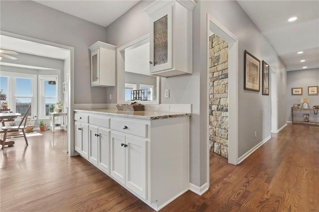 25605 Parallel Road, Tonganoxie, KS 66086