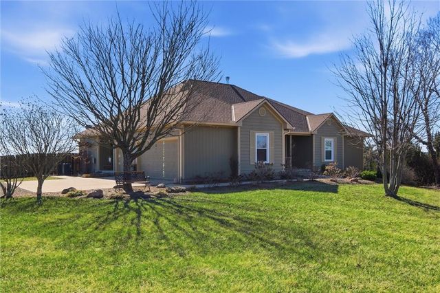 25605 Parallel Road, Tonganoxie, KS 66086