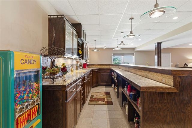 25605 Parallel Road, Tonganoxie, KS 66086