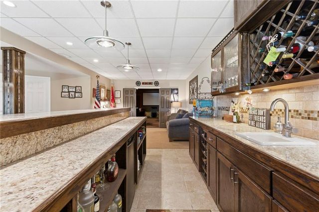 25605 Parallel Road, Tonganoxie, KS 66086