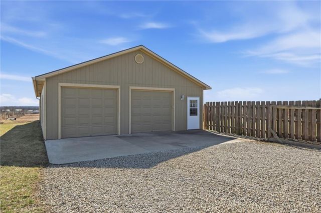 25605 Parallel Road, Tonganoxie, KS 66086