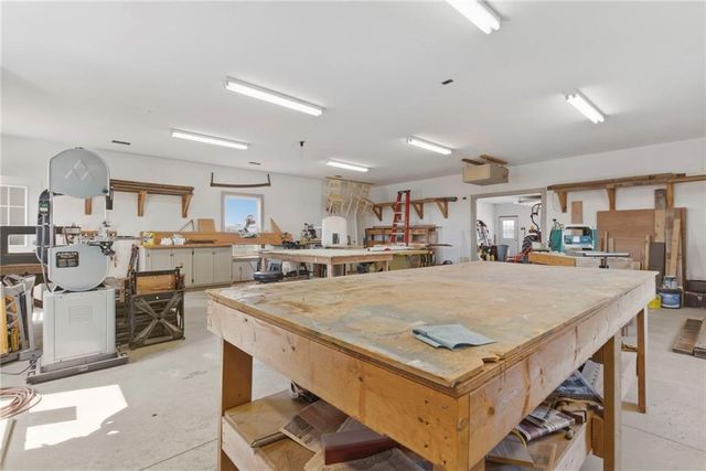 25605 Parallel Road, Tonganoxie, KS 66086