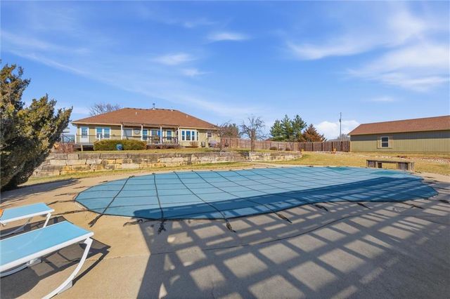 25605 Parallel Road, Tonganoxie, KS 66086