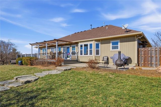 25605 Parallel Road, Tonganoxie, KS 66086