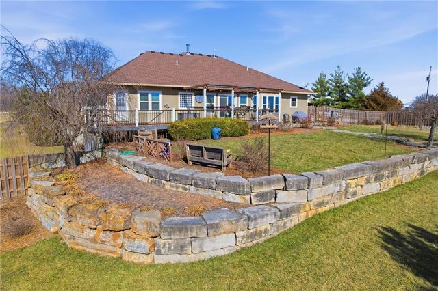 25605 Parallel Road, Tonganoxie, KS 66086