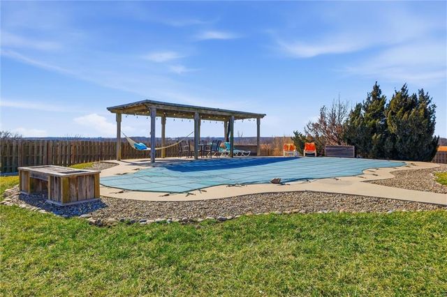 25605 Parallel Road, Tonganoxie, KS 66086