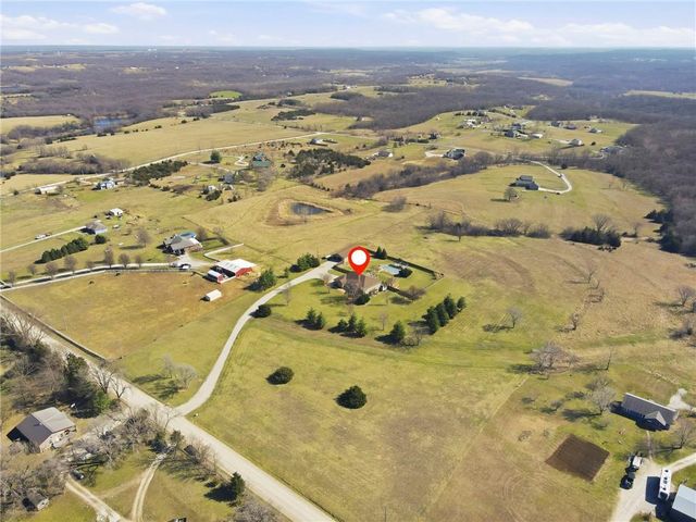 25605 Parallel Road, Tonganoxie, KS 66086