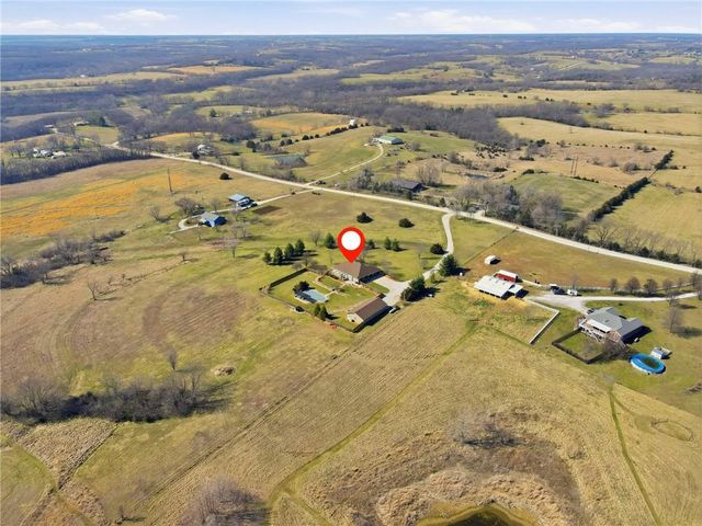 25605 Parallel Road, Tonganoxie, KS 66086
