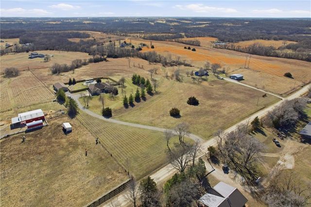 25605 Parallel Road, Tonganoxie, KS 66086