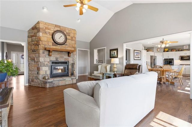 25605 Parallel Road, Tonganoxie, KS 66086